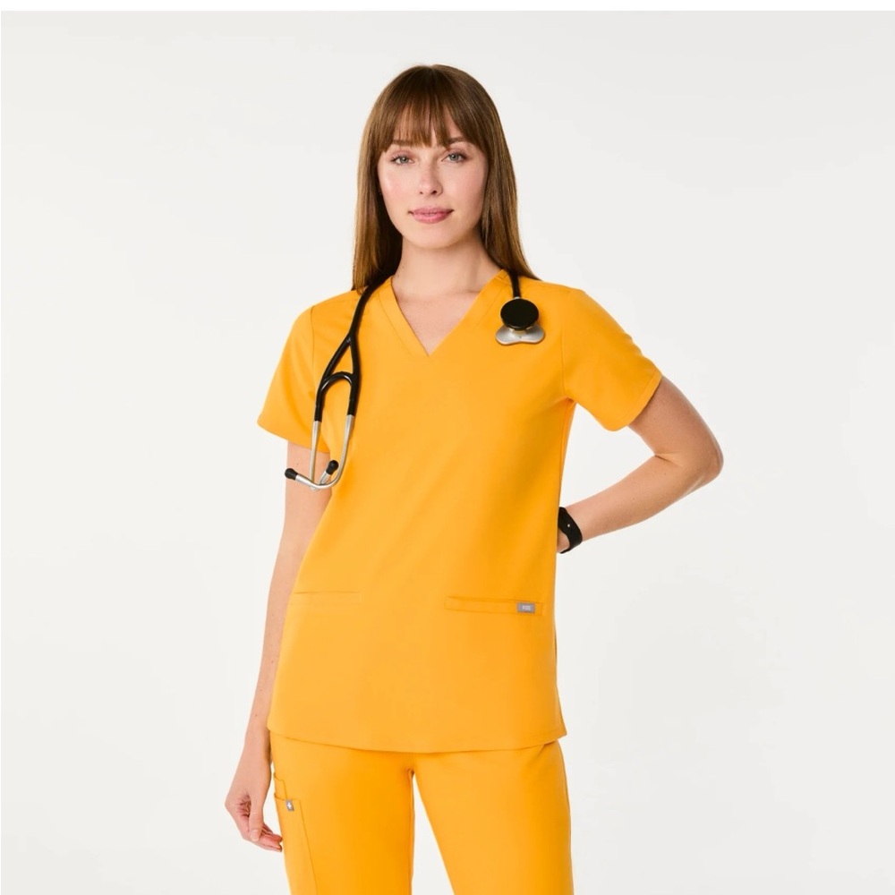 FIGS Womens Casma Three-Pocket Scrub Top & High Waisted Zamora Jogger Scrub Pant